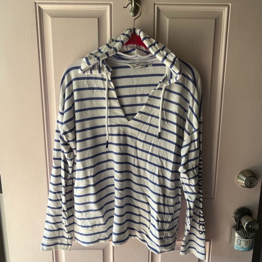 Vineyard vines light weight hoodie